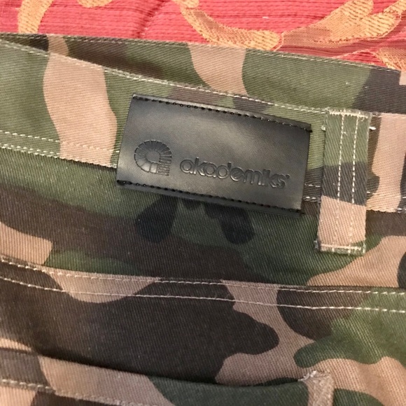 4 Pairs of Men’s Sean Jean Classics & Akademiks - Picture 3 of 8